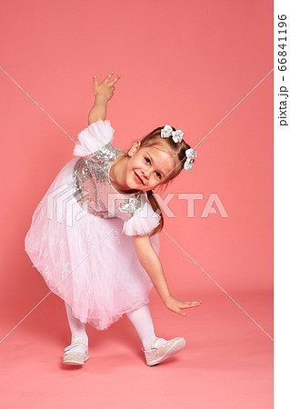 ダンス ポーズ 女の子の写真素材 Pixta
