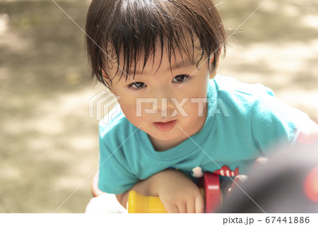 人物 日本人 かわいい 幼児 ライフスタイル 2歳 子供 1人の写真素材