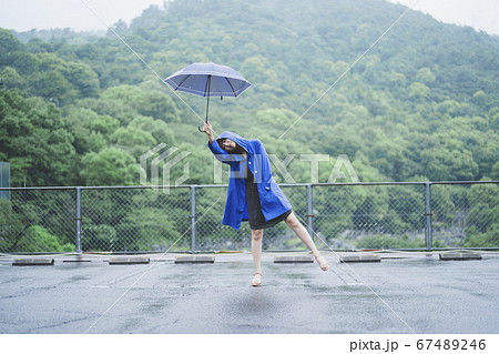 雨 傘 梅雨 美しいの写真素材