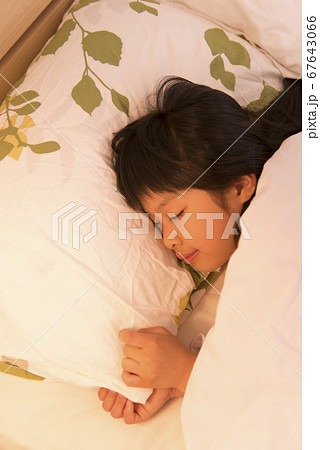 寝顔 睡眠 女の子 眠るの写真素材