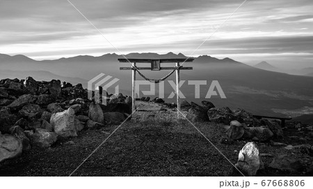 富士山 モノクロ 白黒 山の写真素材