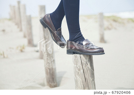 ローファー 足の写真素材