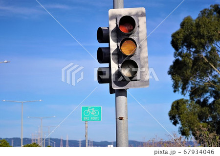 道路標識 信号機 北アメリカ カリフォルニア州の写真素材