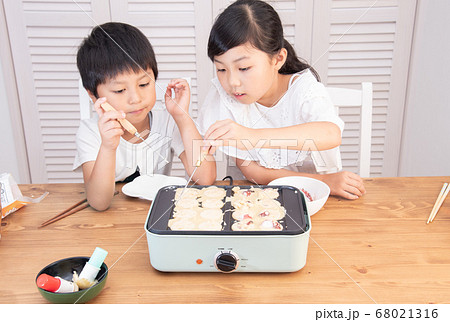 女の子 たこ焼き 食べるの写真素材 女の子 たこ焼き 食べるの写真素材