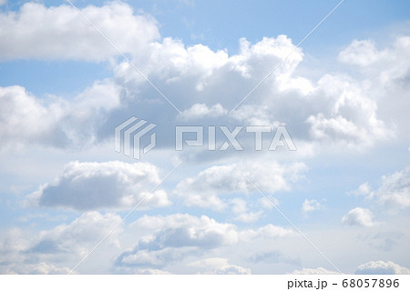 青空 雲 綿菓子 わたがし雲の写真素材