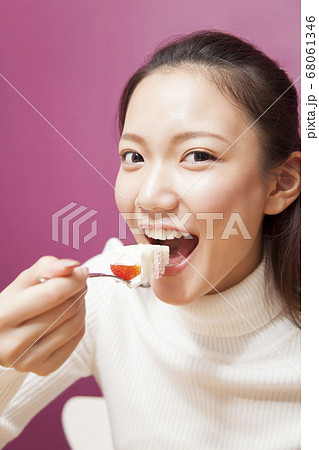 ショートケーキ 食べるの写真素材