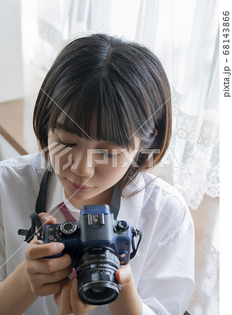女性 カメラ 構える カメラ女子の写真素材