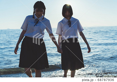 女子高生 海 人物 友達の写真素材