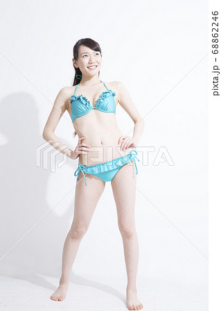 女性 若い 全身 水着姿の写真素材