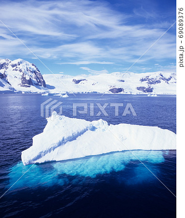 氷山の一角の写真素材