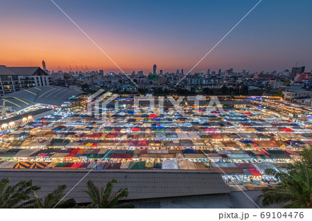 夜景 タイ バンコク 屋台の写真素材