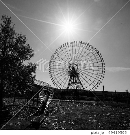 観覧車 遊園地 遊具 モノクロの写真素材 Pixta