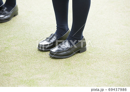 女子高生 足 足元 靴の写真素材