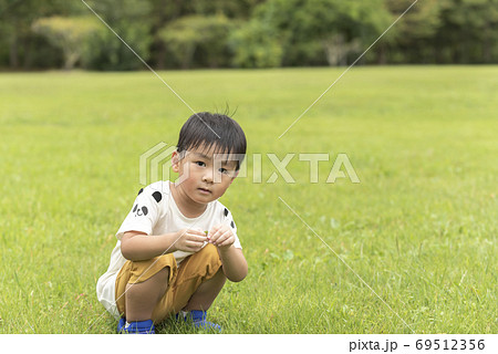 しゃがむ 子供の写真素材