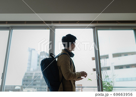 旅人 後ろ姿の写真素材