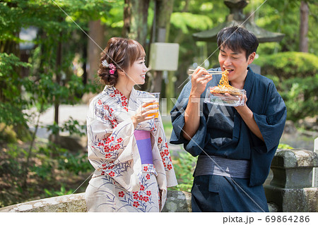 夏祭り 浴衣 カップル デートの写真素材