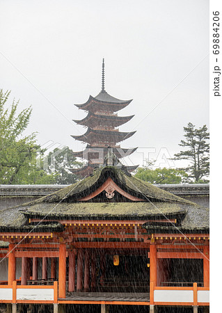 広島 神社 雨 宮島の写真素材