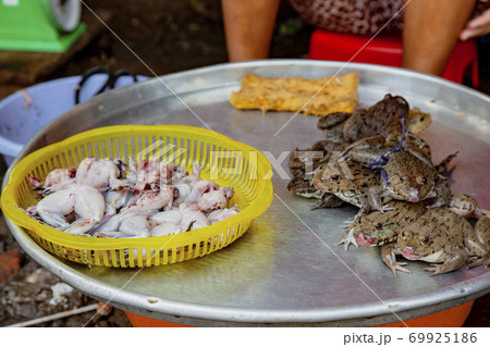 かえる カエル 蛙 料理の写真素材