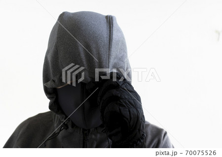 人物 男性 パーカー 不審者の写真素材