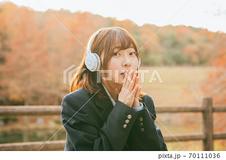 ヘッドホン女子の写真素材 ヘッドホン女子の写真素材