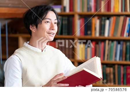 男性 本 読む 読書の写真素材