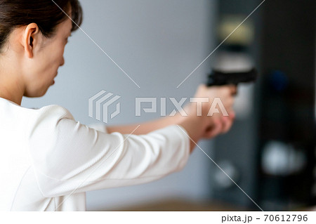 構える 拳銃の写真素材