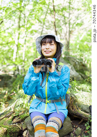 女の子 山ガール かわいい 登山の写真素材