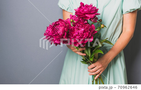女性 花束 抱える 花の写真素材