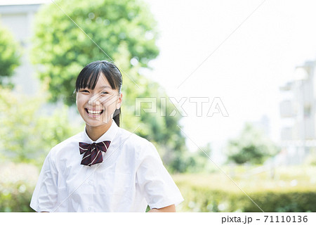 高校生 女子高生 女の子 夏の写真素材