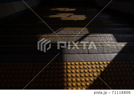 バリアフリー 点字ブロックの写真素材