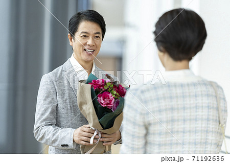 人物 男性 花束 持つの写真素材