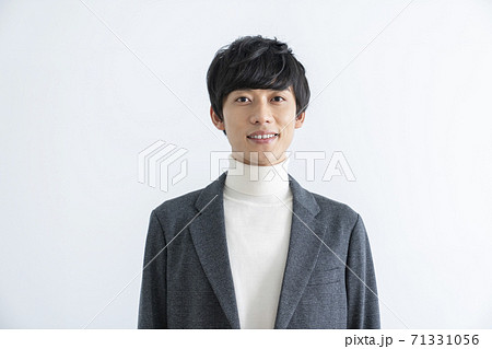 イケメン 正面の写真素材