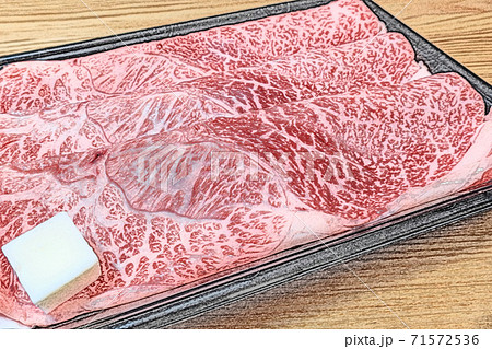 すき焼き用肉のイラスト素材