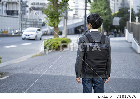 人物 男性 歩く 後ろ姿 大人の写真素材