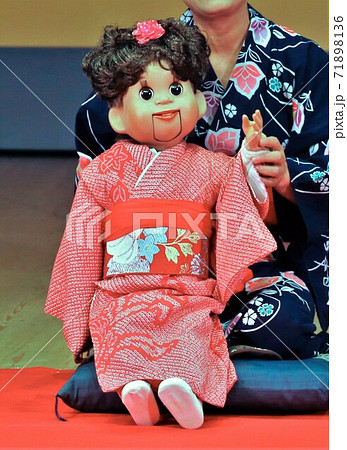 腹話術 女の子の写真素材