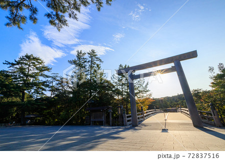 伊勢神宮 宇治橋 日の出 朝日の写真素材