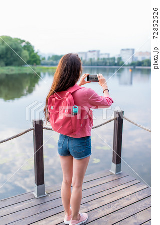 人物 女性 カメラマン 後姿 女の人の写真素材
