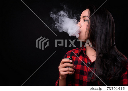 女性 タバコ 煙草 クールの写真素材