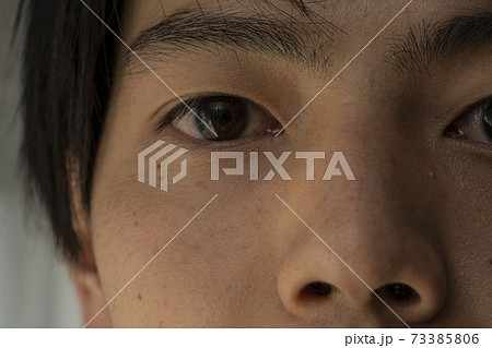 日本の成人男性の黒い瞳/クローズアップ