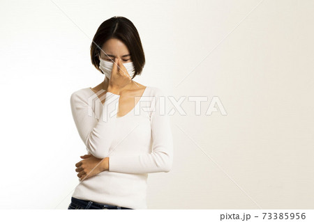 マスク姿の女性/頭痛/風邪の症状/熱の症状/白い服/	