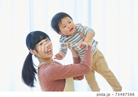 子供 女性 保母さん かわいい 幼稚園児 屋内 日本人の写真素材