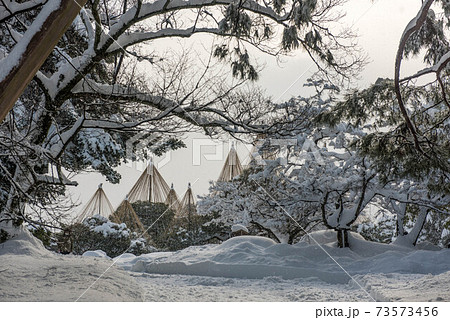 日本园林日本庭园日式庭园下雪的冬冬天照片素材