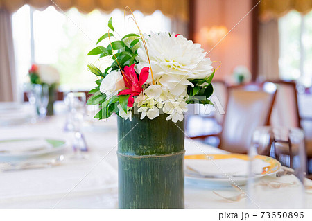 ゲストテーブル ゲストテーブル装花 装花 結婚式の写真素材