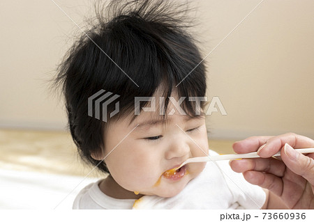 赤ちゃん 泣く 子供 離乳食の写真素材