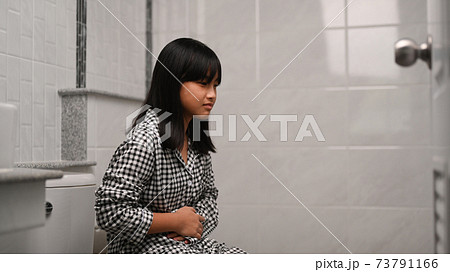 女子　嘔吐 
