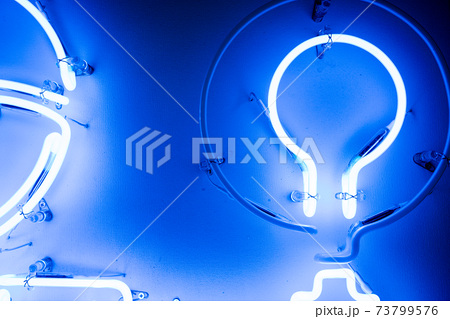 青く光るネオン管,照明機材,電灯,電飾