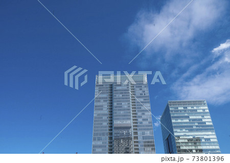 青空に建設された大手町の高層ビル群