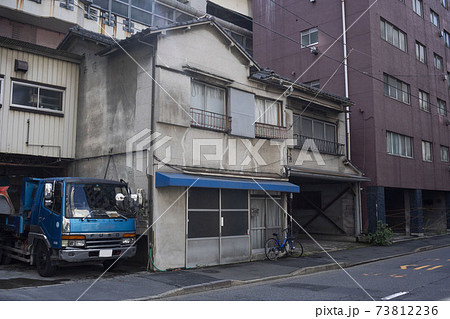 日本の古い木造二階建住宅/狭小住宅/一戸建て/