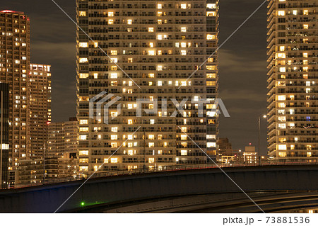 東京湾岸豊洲のタワーマンションの夜景