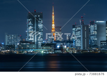 東京港区芝浦の東京タワーとタワーマンションの夜景